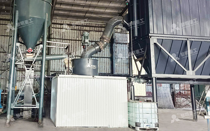 Grinding mill for pyrolytic carbon black from tires